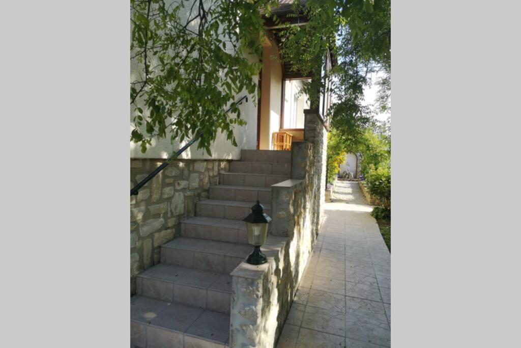 La Roseliere Maison Plain Pied Confortable Belle Decoration Jardin Magnifique 10 Mn A Pied Centre Ville Bayeux Proche Plages Du Debarquement Bagian luar foto