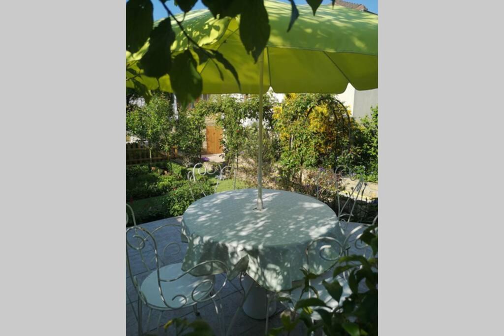 La Roseliere Maison Plain Pied Confortable Belle Decoration Jardin Magnifique 10 Mn A Pied Centre Ville Bayeux Proche Plages Du Debarquement Bagian luar foto