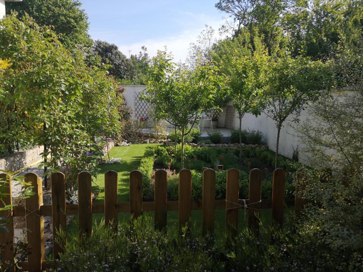 La Roseliere Maison Plain Pied Confortable Belle Decoration Jardin Magnifique 10 Mn A Pied Centre Ville Bayeux Proche Plages Du Debarquement Bagian luar foto